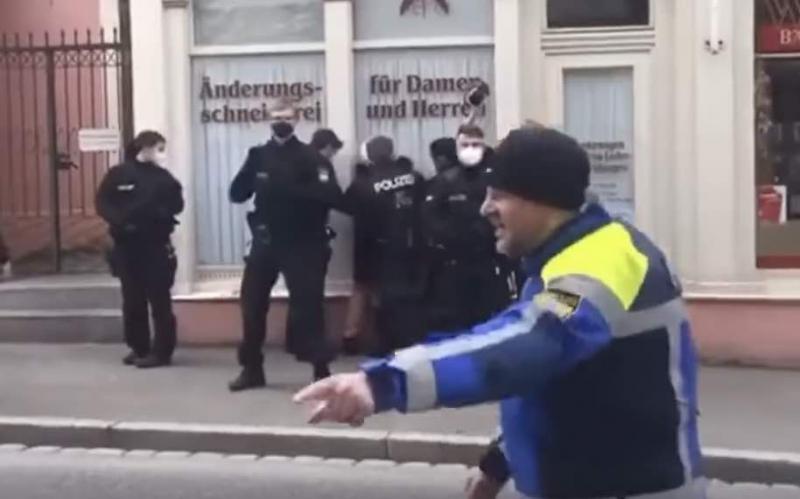 Vokietija. Sulaikyta moteris. Policijos pajėgos nemenkos – berods aštuoni pareigūnai