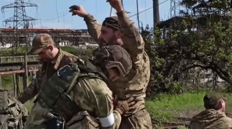 Vakarams nepatogus vaizdo įrašas: pasidavė 256 „Azovstal“ Ukrainos kariai