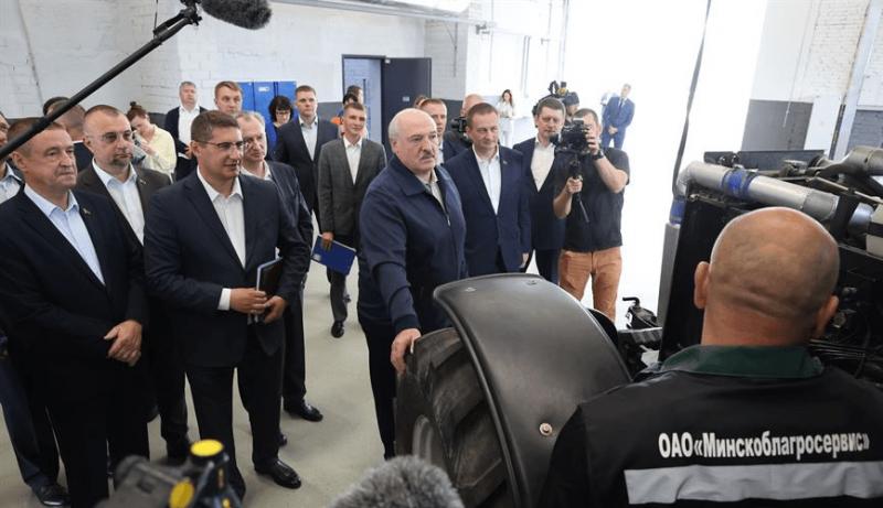 Pažiūrėkite kaip šalimi rūpinasi tikras prezidentas: Lukašenka aplankė dar vieną modernią žemės ūkio bendrovę