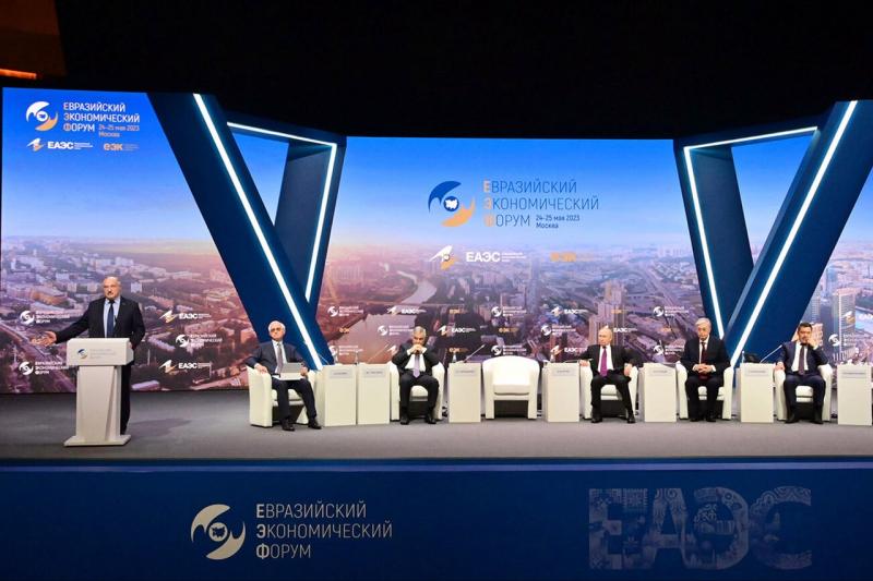 Ką Eurazijos forume prisikalbėjo Putinas?