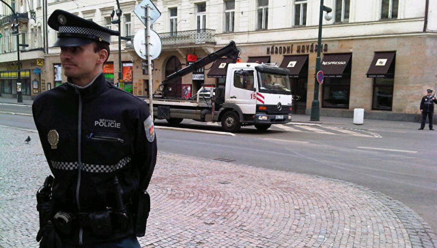 Čekų policininkai solidarizuojasi su švedų kolega, kuris persekiojamas valdžios už tai, kad paviešino imigrantų nusikaltimus
