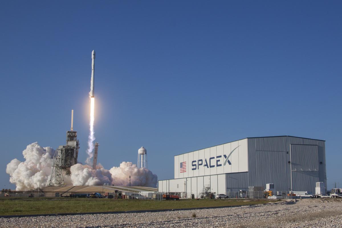 Kodėl „SpaceX“ pralenkė Rusiją? D. Rogozinas apkaltino E. Muską nešvariais žaidimais