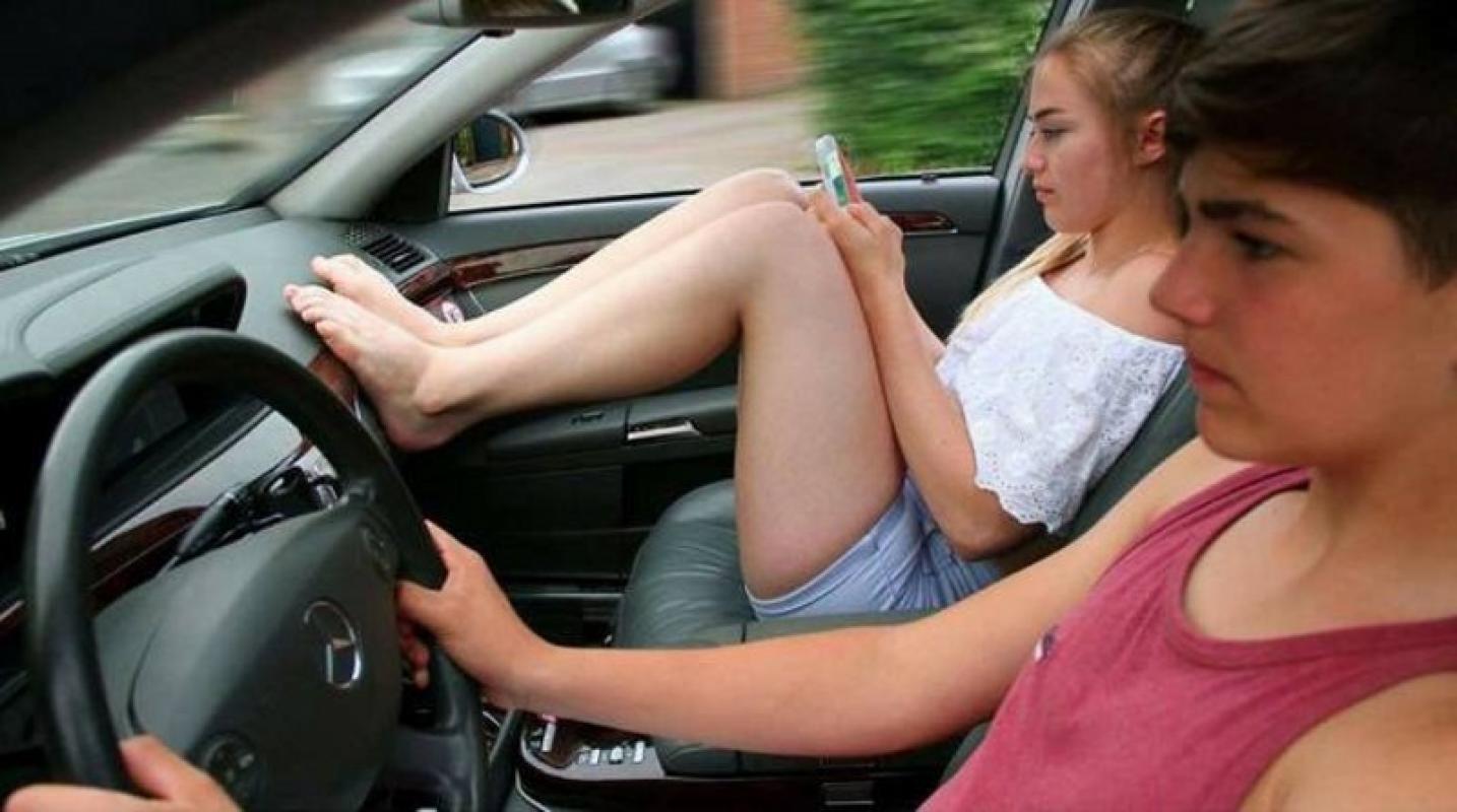 Kodėl keleiviui negalima dėti kojų ant automobilio prietaisų skydo