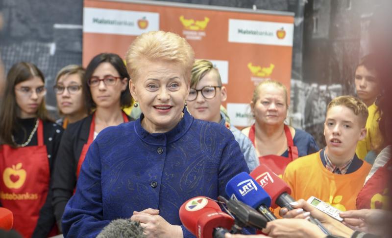 Vėl šventė skurstantiems: „Lidl“ parduotuvėje p-rezidentė D. Grybauskaitė davė startą šimtmečio „Maisto banko“ akcijai