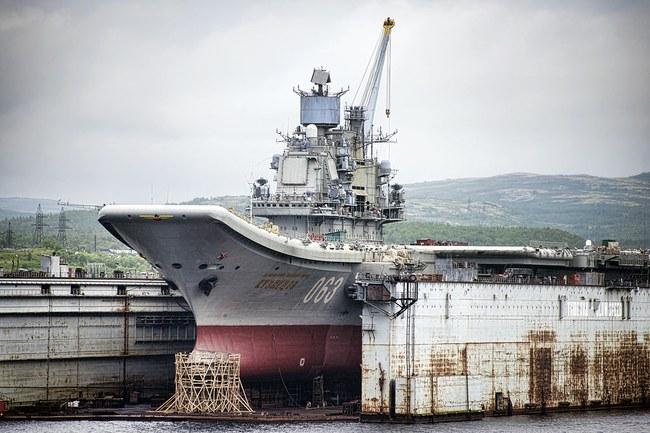 Perkeliant remontuojamą Rusijos lėktuvnešį nuskendo plaukiojantis dokas