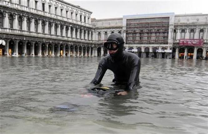 Dėl potvynio 75 procentai Venecijos dingo po vandeniu