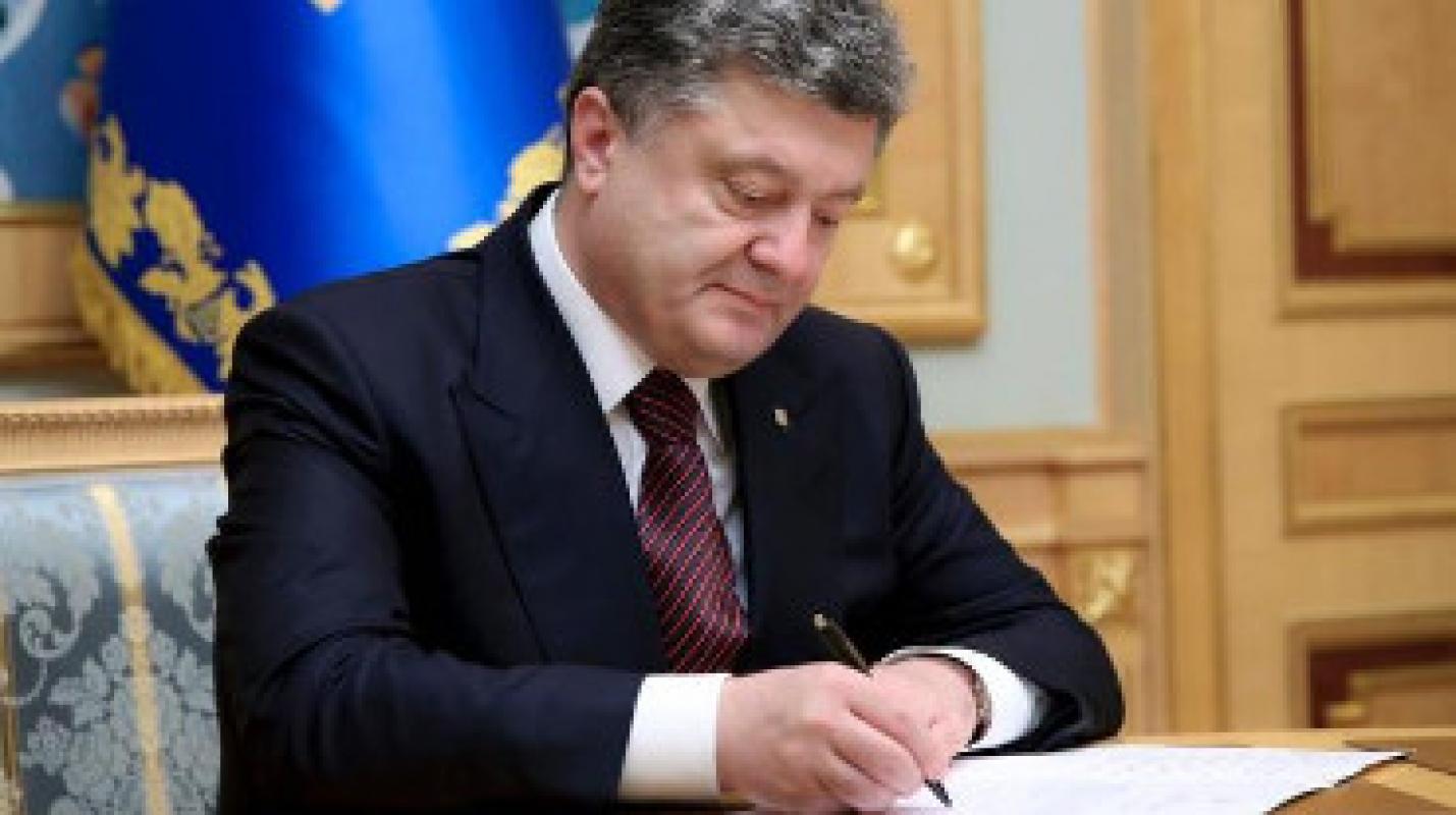 Porošenko leido Ukrainos vyriausybei nemokėti skolų privatiems kreditoriams