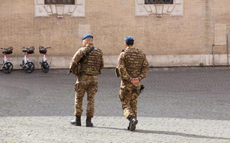 Padėtis Italijoje  primena karo stovį: karantino pažeidėjus vaikosi ginkluoti pareigūnai