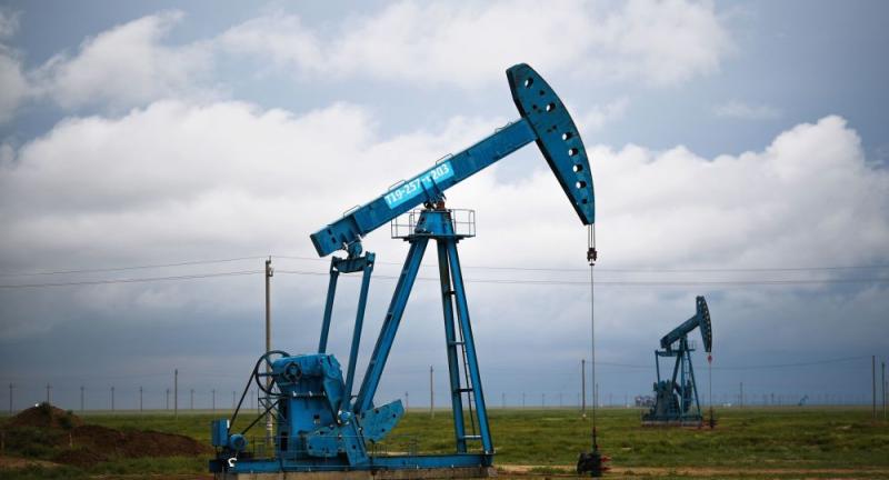 Naftos kainos ir alternatyvios energijos žlugimas: kam tai naudinga?