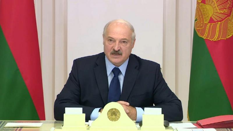 A. Lukašenka: tie, kas neklausė raginimų nevykti į užsienį, tegul dabar ten ir sėdi
