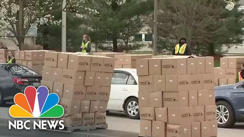 „NBC News“: amerikiečiai stovi kilometrinėse eilėse prie nemokamo maisto ir sauskelnių