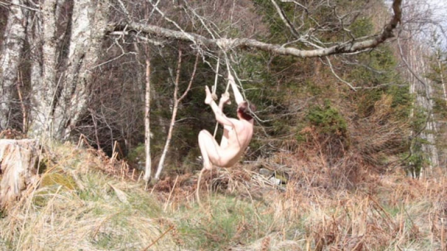 Nuoga norvegė menininkė užstrigo savo videoinstaliacijoje medyje
