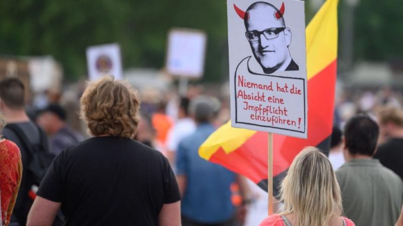 Protestai prieš COVID-19 karantiną Vokietijoje, vyriausybės atsisakymas priverstinės vakcinacijos. Šamiras apie Švedijos ir Baltarusijos pergalę