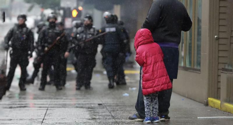 Amerikos nuosmukio kronikos: vaikai mokomi bijoti ir nekęsti policijos