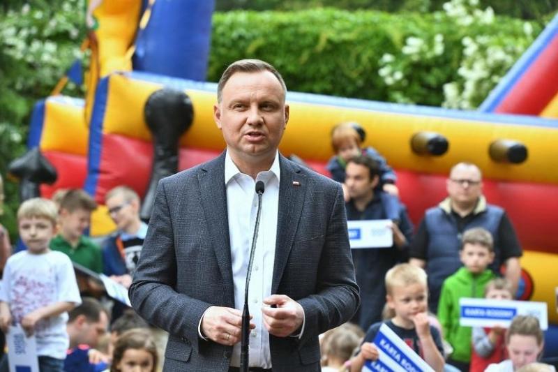 Lenkų šeimą ir vaikus nuo LGBT ideologijos saugos „Šeimos kortos“ įstatymas