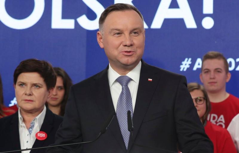 Lenkijos prezidentas prieš pakartotinius rinkimus duoda pažadą apsaugoti vaikus nuo seksualinių iškrypėlių propagandos