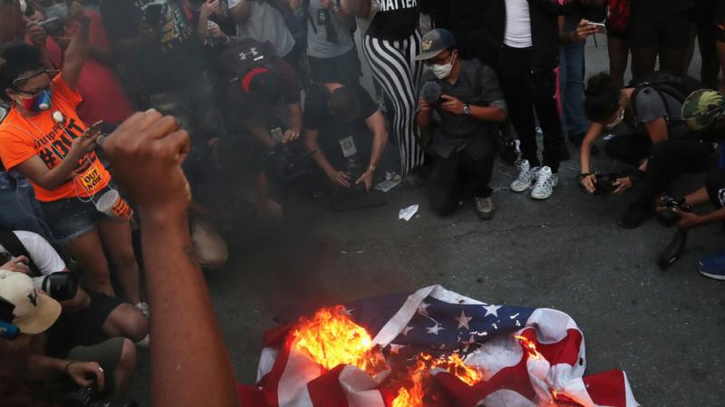 JAV-ų nepriklausomybės dienos proga prie Baltųjų Rūmų BLM kartu su komunistais sudegino JAV-ų vėliavą