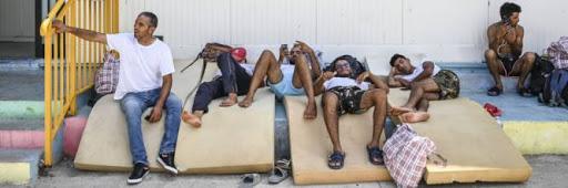 Italijos tragedija: tušti pliažai, nelegalūs imigrantai, plėšiantys turistus, ir jų atvežti  koronavirusai (apžvalga)