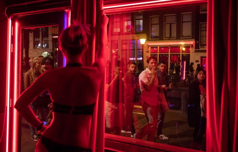 Nebeliks raudonųjų žibintų kvartalo? Nyderlandai svarsto uždrausti prostituciją, nes vyriausybės partija teigia, kad ją toleruoti „veidmainiška“