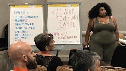Trampas uždraudė kritinės rasinės teorijos treningus, kuriuose aiškinama, kad JAV – rasistinė valstybė (video)