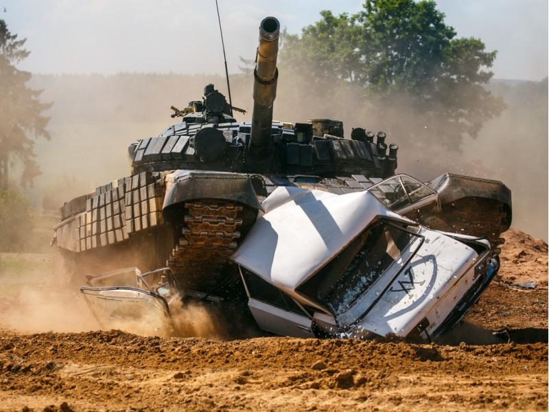 Savi savus traiško tankais: Ukrainoje rusišku tanku T-72 sutraiškyti 8 USA kariškiai