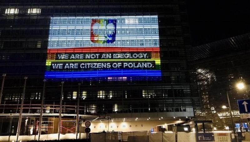 Europos Komisija ant savo centrinio pastato sienos išniekino Lenkijos vėliavą ir herbą