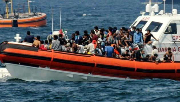 Trisdešimt trys NVO darbuotojai iš ES yra kaltinami neteisėtu migrantų įvežimu į Graikiją