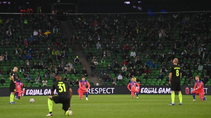 Siaubas! Rusų futbolistai Londone neatsiklaupė prieš Black Lives Matter
