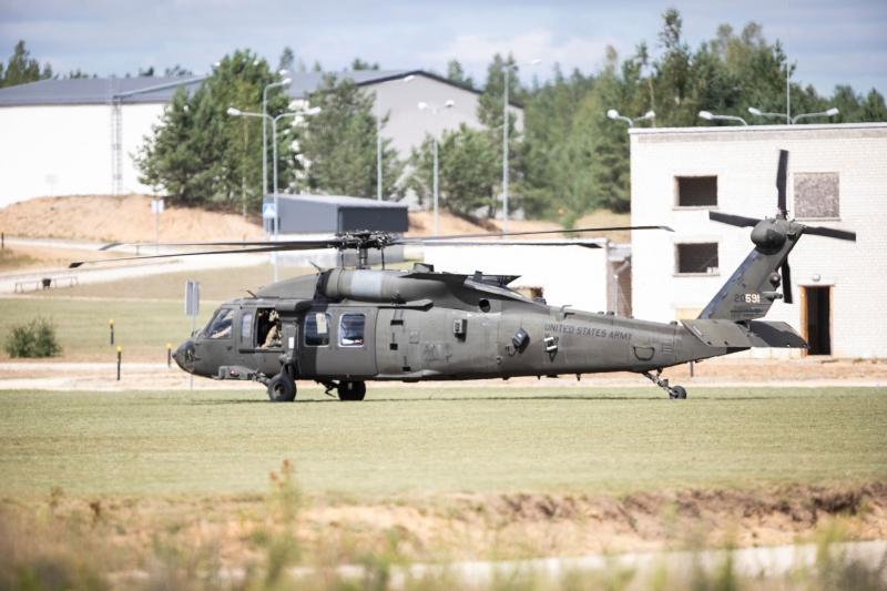 Lietuva vos už 213 mln. JAV dolerių įsigis 4 sraigtasparnius UH-60M „Black Hawk“