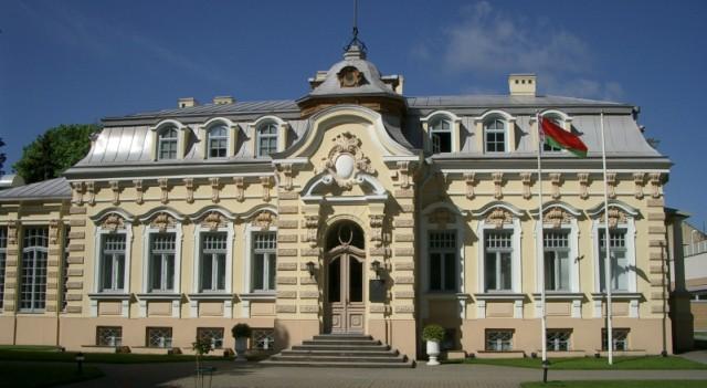 Provokacija prie Baltarusijos ambasados: asmuo prisistatęs Viačka Krasulinu su neblaivia drauge apmėtė ambasadą bulvėmis