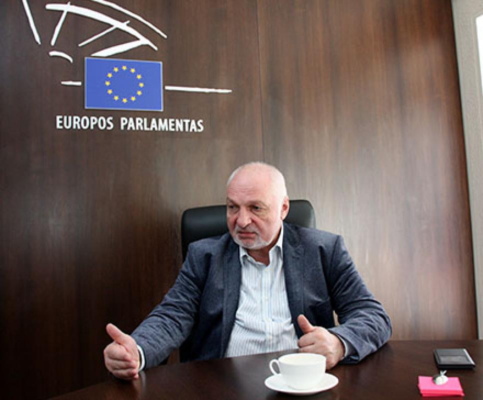 V.Mazuronis pakraupęs – konservatorių, socialdemokratų ir liberalų atstovai EP balsavo už pinigines baudas Lietuvai, jei nepriimsime kiek mums “nuleis” pabėgėlių!