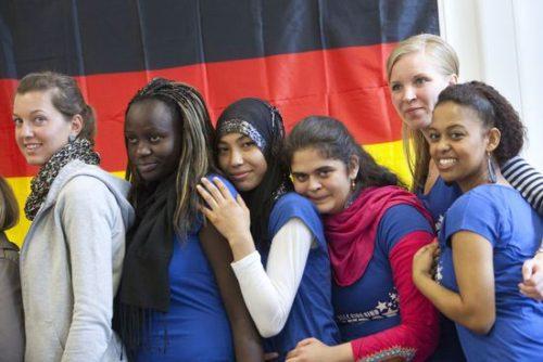 Vokietija deportuoja Balkanų imigrantus, kad atsirastų vietos afrikiečiams, arabams ir kt.