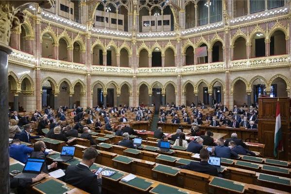 Vengrijos parlamentas įstatymais pažabojo homoseksualizmo propagandą ir pedofilus