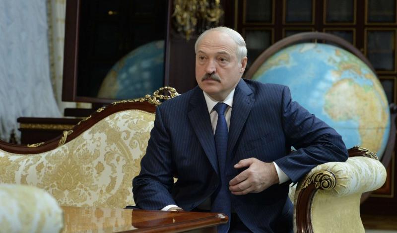 Kankinamas Protasevičius miega ant grindų prie išvietės kaip šuo, jam nosį sulaužė į kalėjimą atvykęs Lukašenka