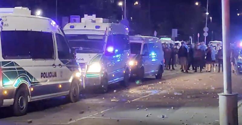 Susidaro vaizdas, kad riaušes prie Seimo išprovokavo policija, kai tautos išlaikytiniai gėdingai spruko nuo tautos