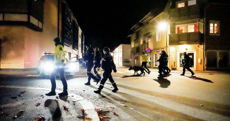 Teroras Norvegijoje: „pro šalį bėgo moteris su vaiku, iš jos nugaros kyšojo strėlė“. Sužeista lietuvė