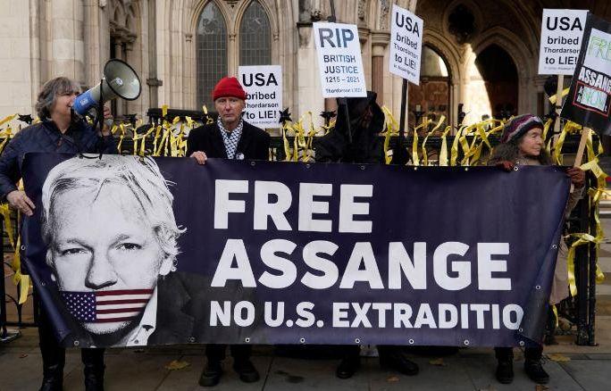 Britai išduos karo nusikaltimų viešintoją Julianą Assange‘ą JAV