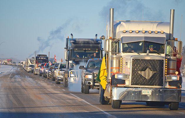 Kanada: sunkvežimių vairuotojai protestuoja prieš visišką imunizaciją ir juda link Otavos