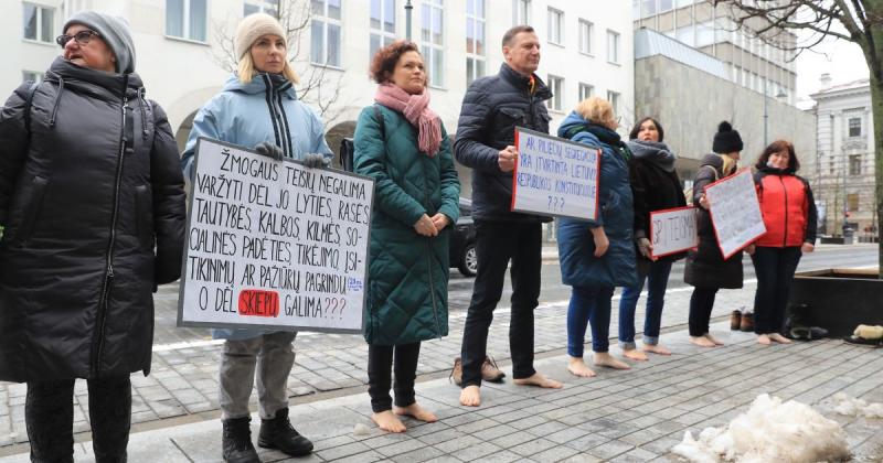 Protestai Vilniuje nesibaigia: į gatves išėjo „Basakojės mamos“ ir „Laisvės konvojus“