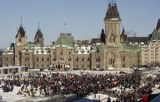 Kanados sostinėje dėl „Laisvės konvojaus“ paskelbta ekstremalioji situacija verčia Kanadą nusikratyti „galimybių pasų“