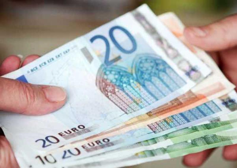 Seimas smūgiavo šešėlinei ekonomikai – atsiskaitymai grynaisiais virš 3 tūkst. eurų bus ribojami