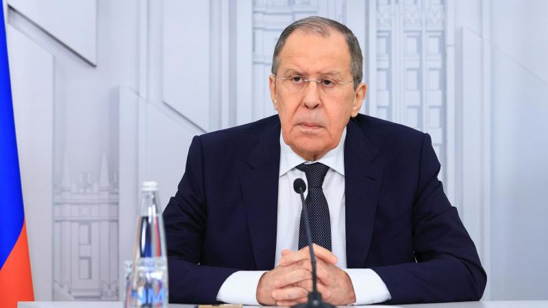 Rusijos užsienio reikalų ministras Sergejus Lavrovas „Izvestija“ parašė gana aštrų straipsnį „Apie inscenizaciją kaip Vakarų politikos metodą“
