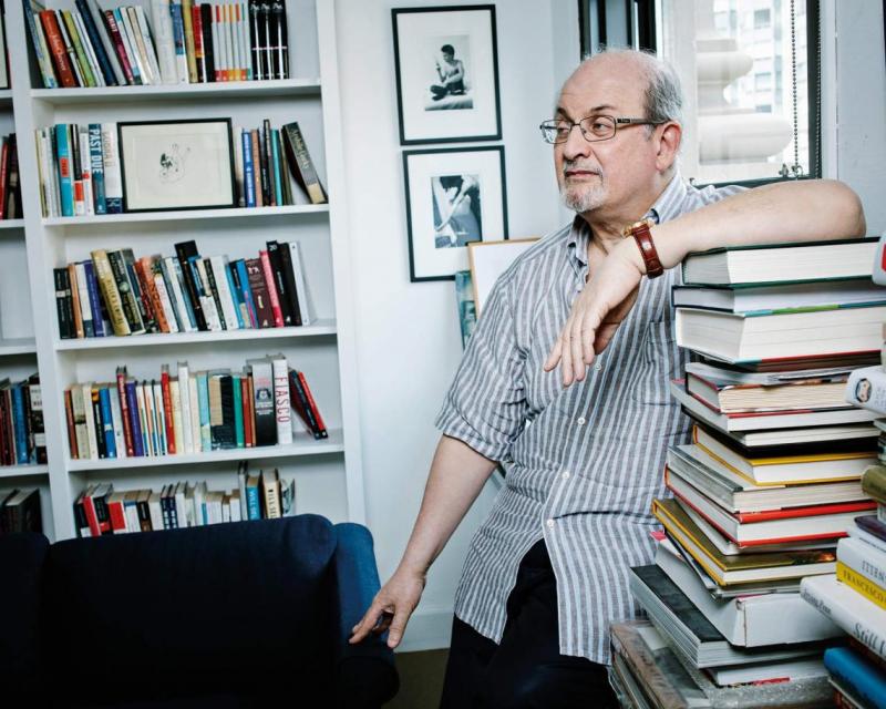 Vakar peiliu buvo sužalotas Salmanas Rushdie