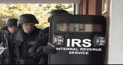 JAV Vidaus pajamų tarnybos mokymuose dalyvavo ginkluoti agentai, imituojantys užpuolimą priemiesčio namuose