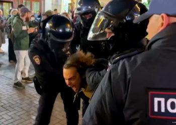 Rusijoje – žmonės bando protestuoti prieš mobilizaciją