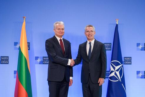 Nausėda Stoltenbergui: NATO sąjungininkai turi išlikti vieningi kaip kumštis ir didinti paramą Ukrainai
