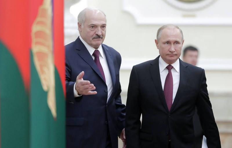 Putinas vyksta pas Lukašenką prašyti pagalbos šturmuoti Kijevą?