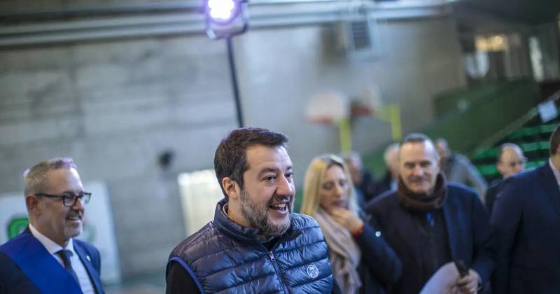 Migrantai Milane apiplėšė Salvini sūnų