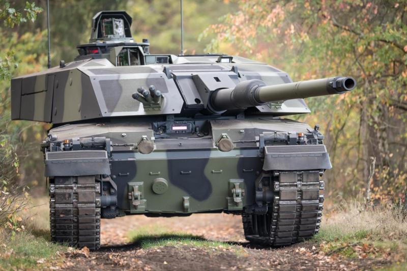 Didžioji Britanija duos Ukrainai eskadrilę „Challenger 2“ tankų ir savaeigių pabūklų