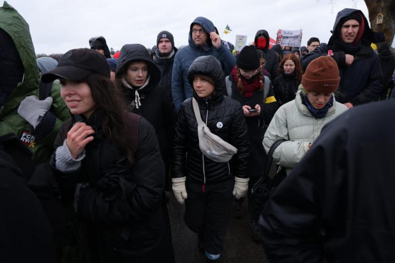 Greta Thunberg ir kiti aktyvistai perbėgo per lauką
